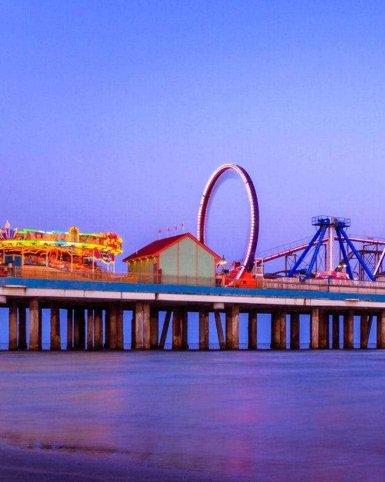 A night time photo of Pleasure Pier in Houston